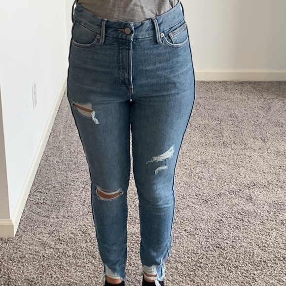 Good American Good Legs Chewed Hem Jeans - Picture 6 of 10